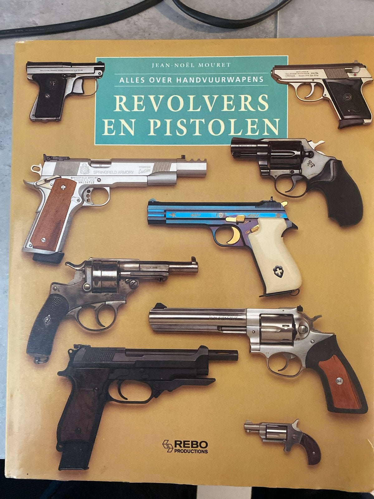 Revolvers en Pistolen - Jean-Noël Mouret, Ophalen of Verzenden, 20e eeuw of later, Gelezen