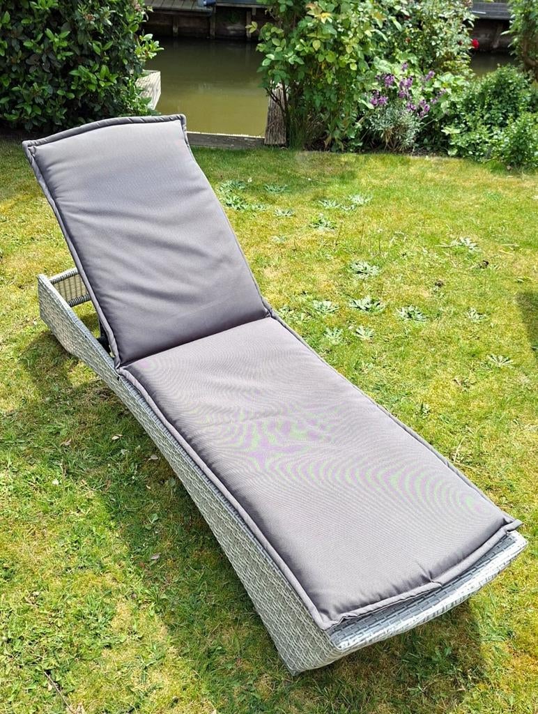 Kunststof ligbed met kussen, Tuin en Terras, Ophalen of Verzenden, Zo goed als nieuw, Kunststof, Verstelbaar