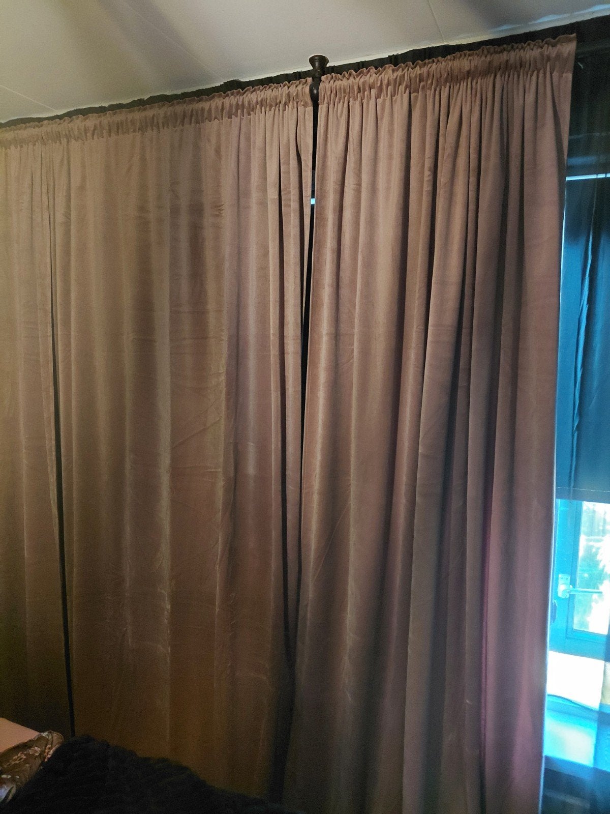 Te koop zgan oudroze verduisterende gordijnen, Ophalen, Roze, Gordijn