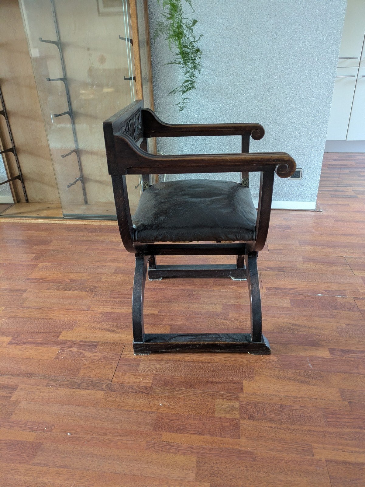 Antieke Savonarola stoel met leer en houtsnijwerk, Antiek en Kunst, Antiek | Meubels | Stoelen en Banken, Ophalen