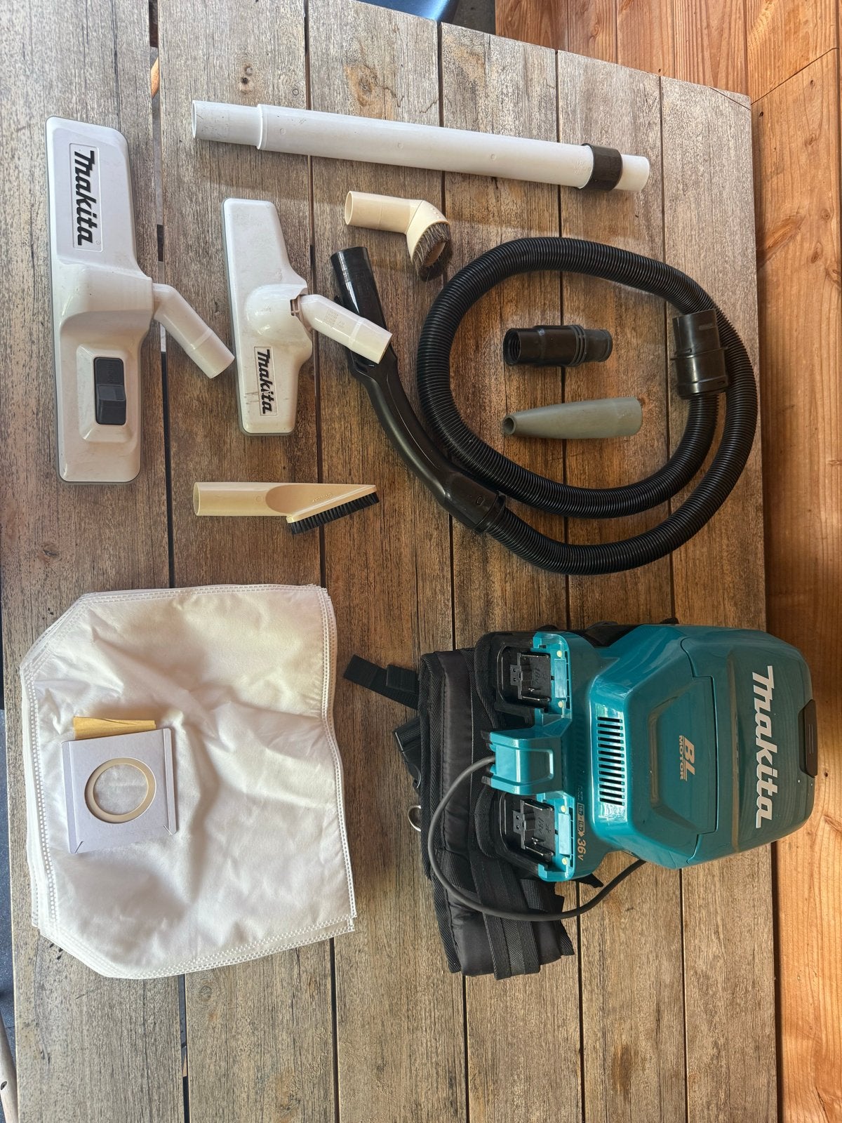 Makita DVC260 Rugstofzuiger (36V) met accessoires, Stofzak, Draadloos, Ophalen of Verzenden, Zo goed als nieuw