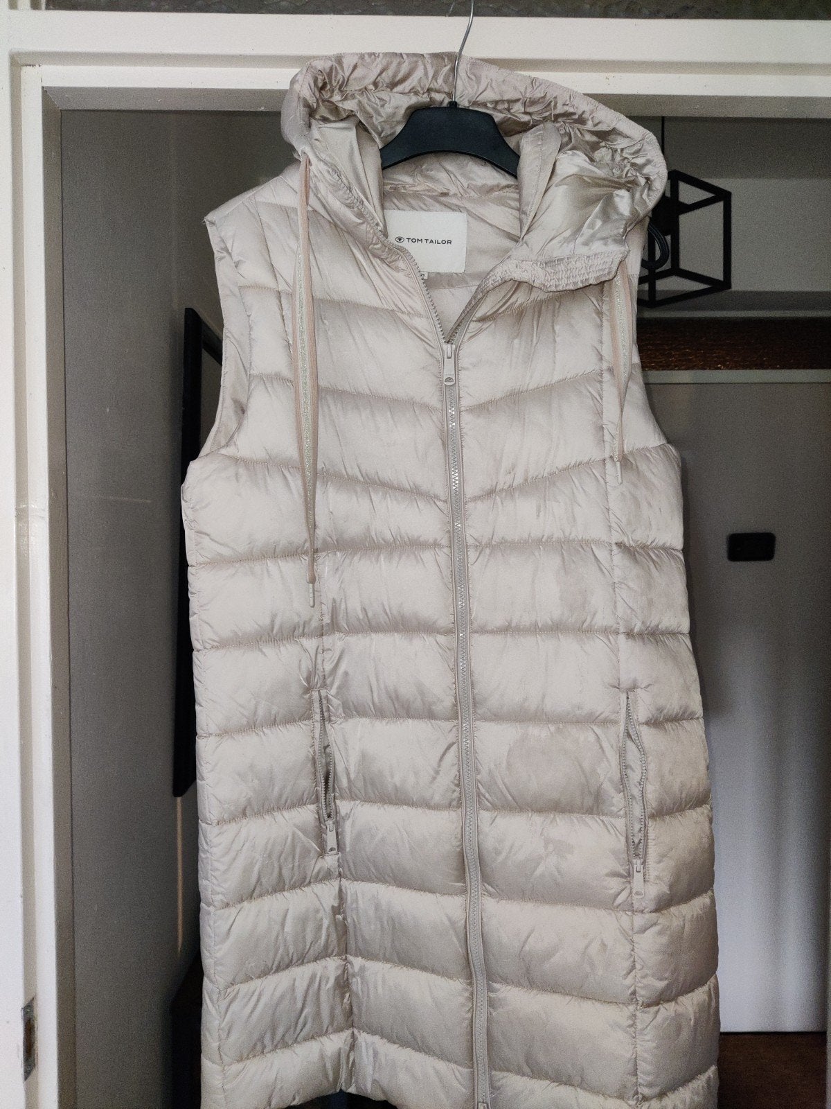 Tom Tailor lange bodywarmer dames, Kleding | Dames, Bodywarmers, Ophalen of Verzenden, Zo goed als nieuw, Maat 38/40 (M), Beige