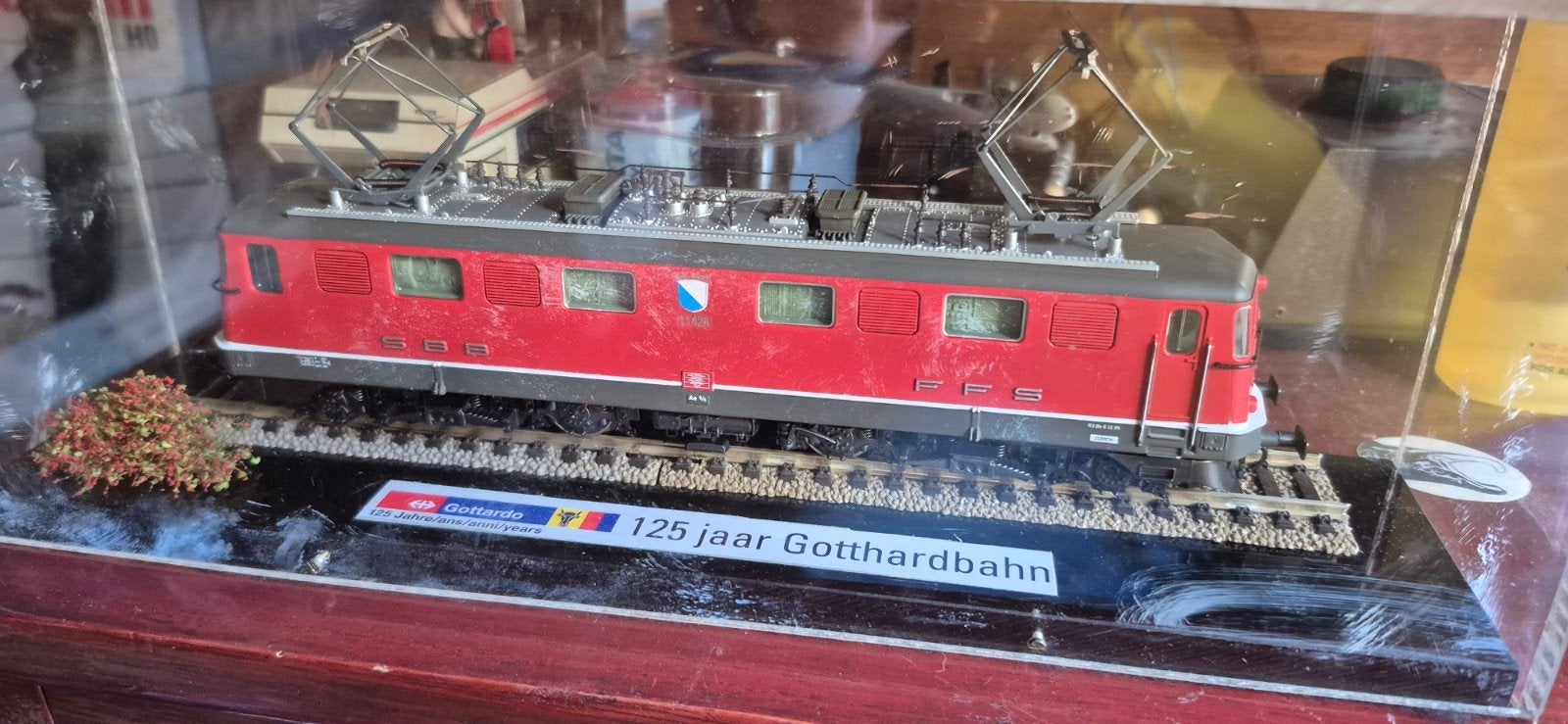 Zwitserse lok Ho spoor, dummy in kleine vitrine., Ophalen of Verzenden, Zo goed als nieuw, Roco, Gelijkstroom