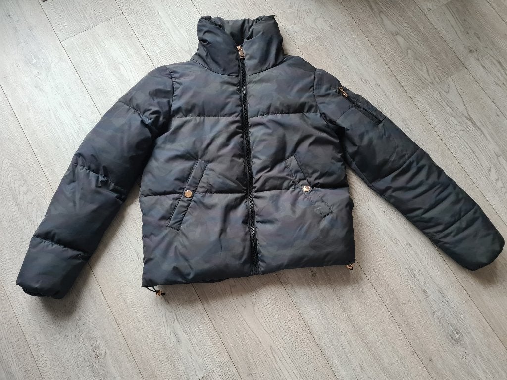 Een nieuwe jas maat L in camouflage kleuren, Ophalen of Verzenden, Nieuw, Groen