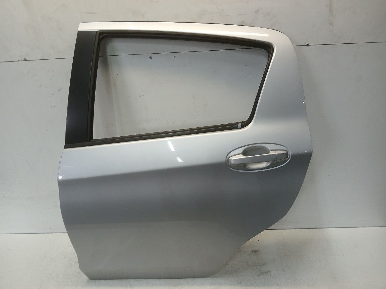 Portier links achter Toyota Yaris, Onderdelen@venauto.nl, Van der Ven Autorecycling B.V., Gebruikt, Ettenseweg 76, 4706 PB Roosendaal, The Netherlands
