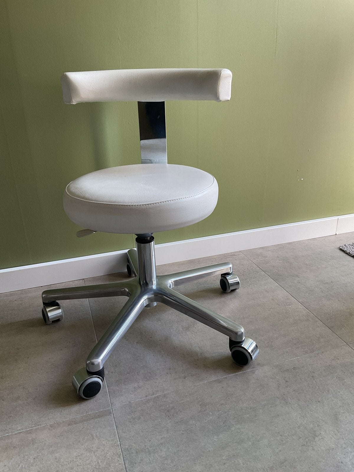 Tabouret draaistoel - Wit met rugleuning en wielen, Ophalen, Kunststof, Gebruikt, Wit