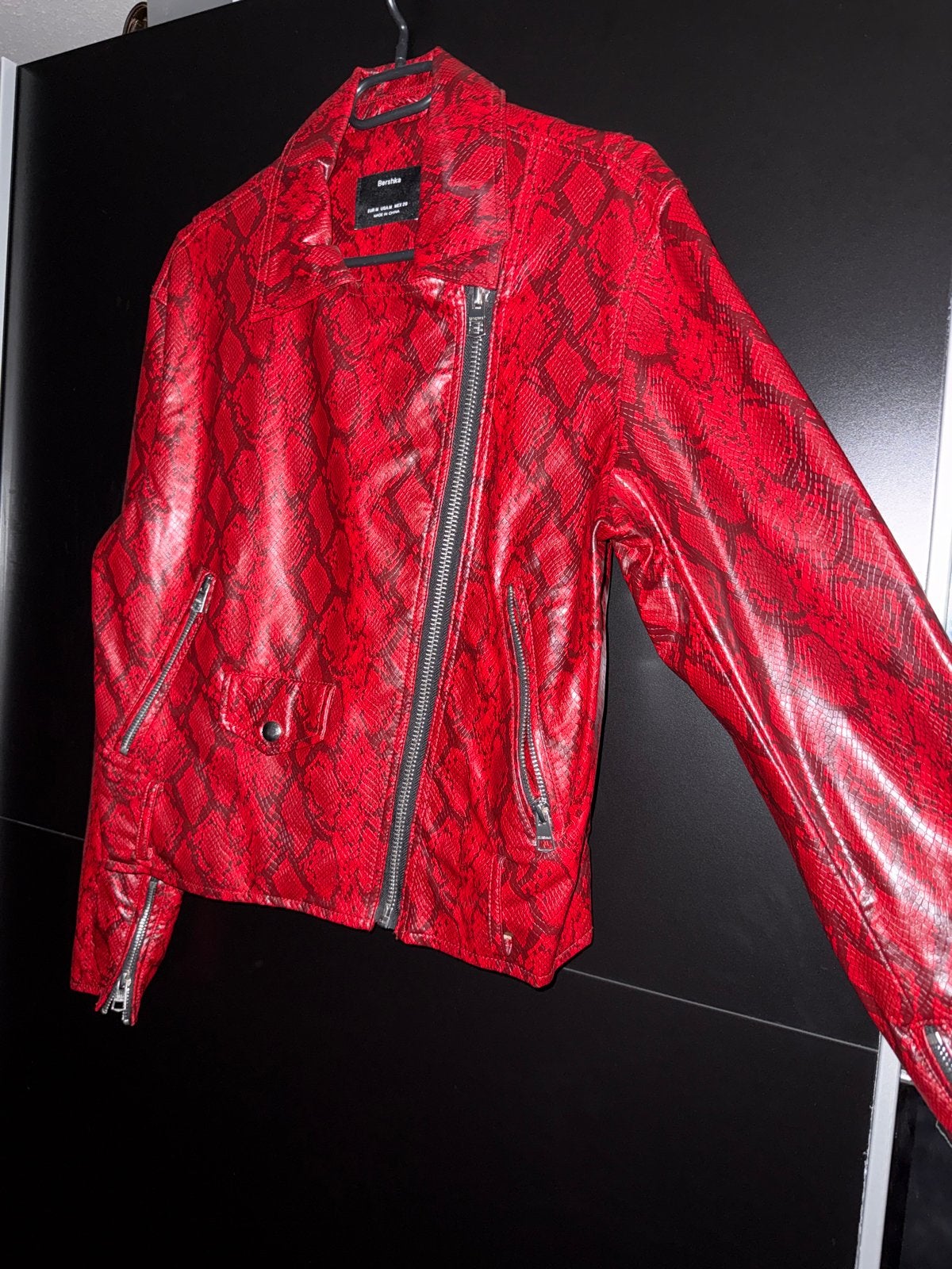 Bershka rode slangenprint bikerjack, Ophalen of Verzenden, Zo goed als nieuw, Maat 38/40 (M), Rood