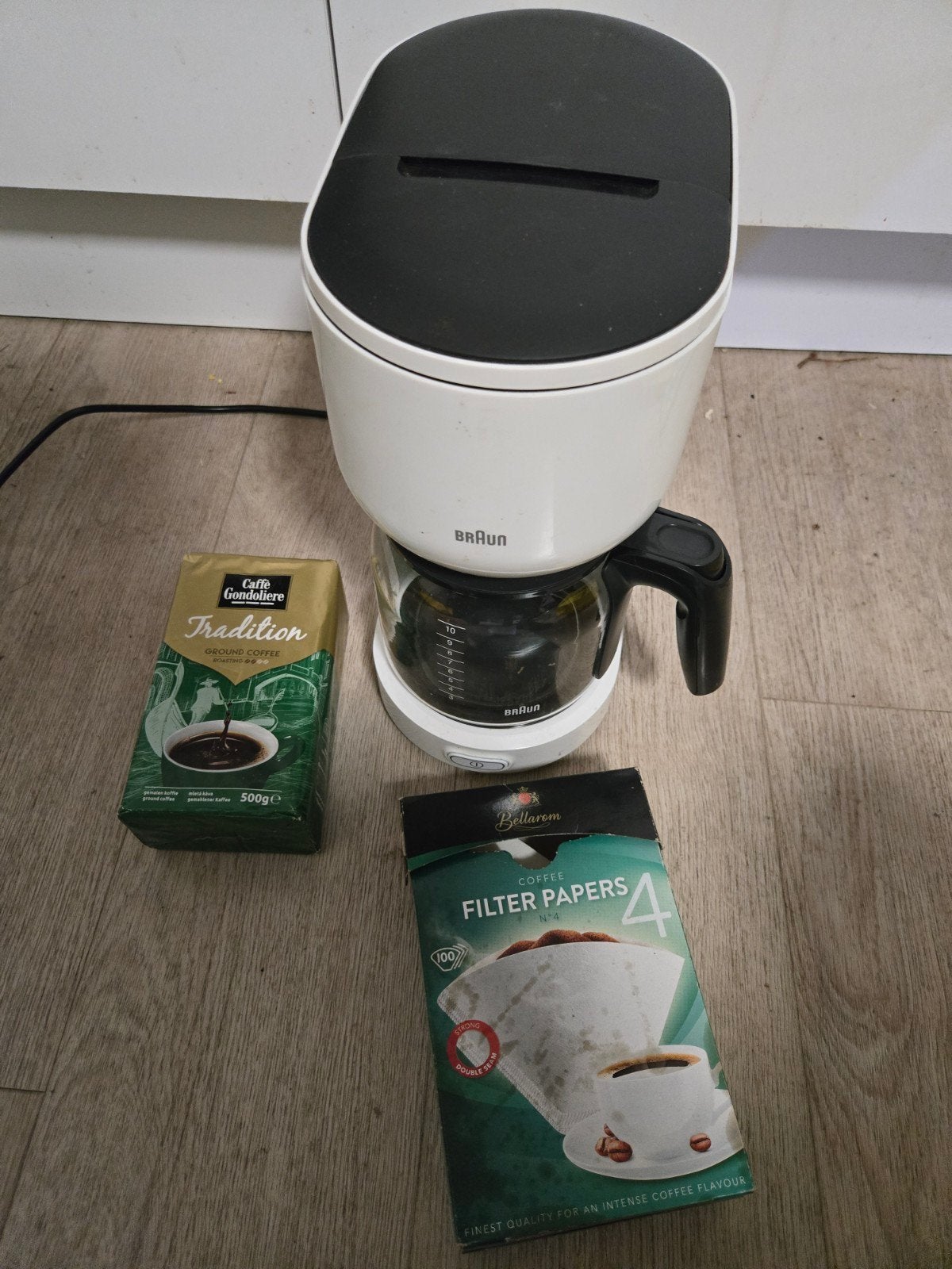 Braun koffiezetapparaat met koffie en filters, Ophalen, Gebruikt, Koffiemachine, Gemalen koffie