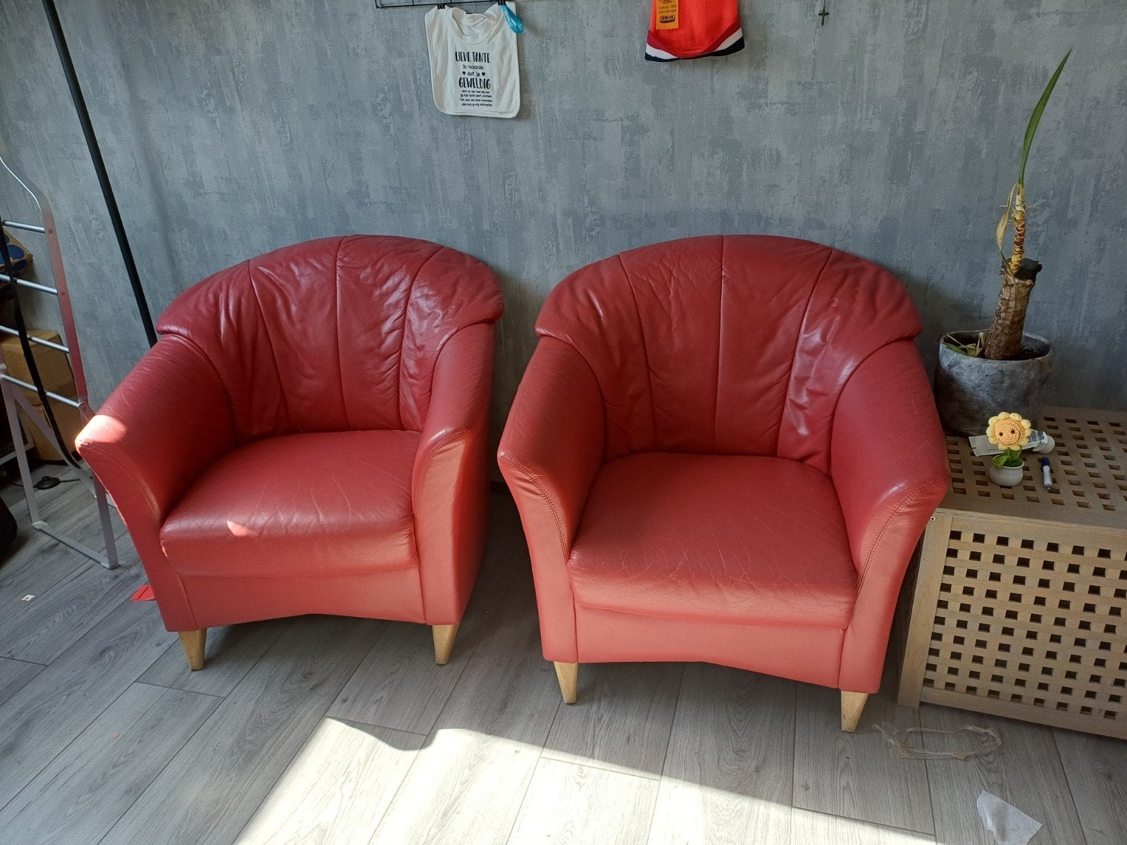 Twee rode leren fauteuils, Huis en Inrichting, Ophalen, Gebruikt, Klassiek, Retro, 75 tot 100 cm