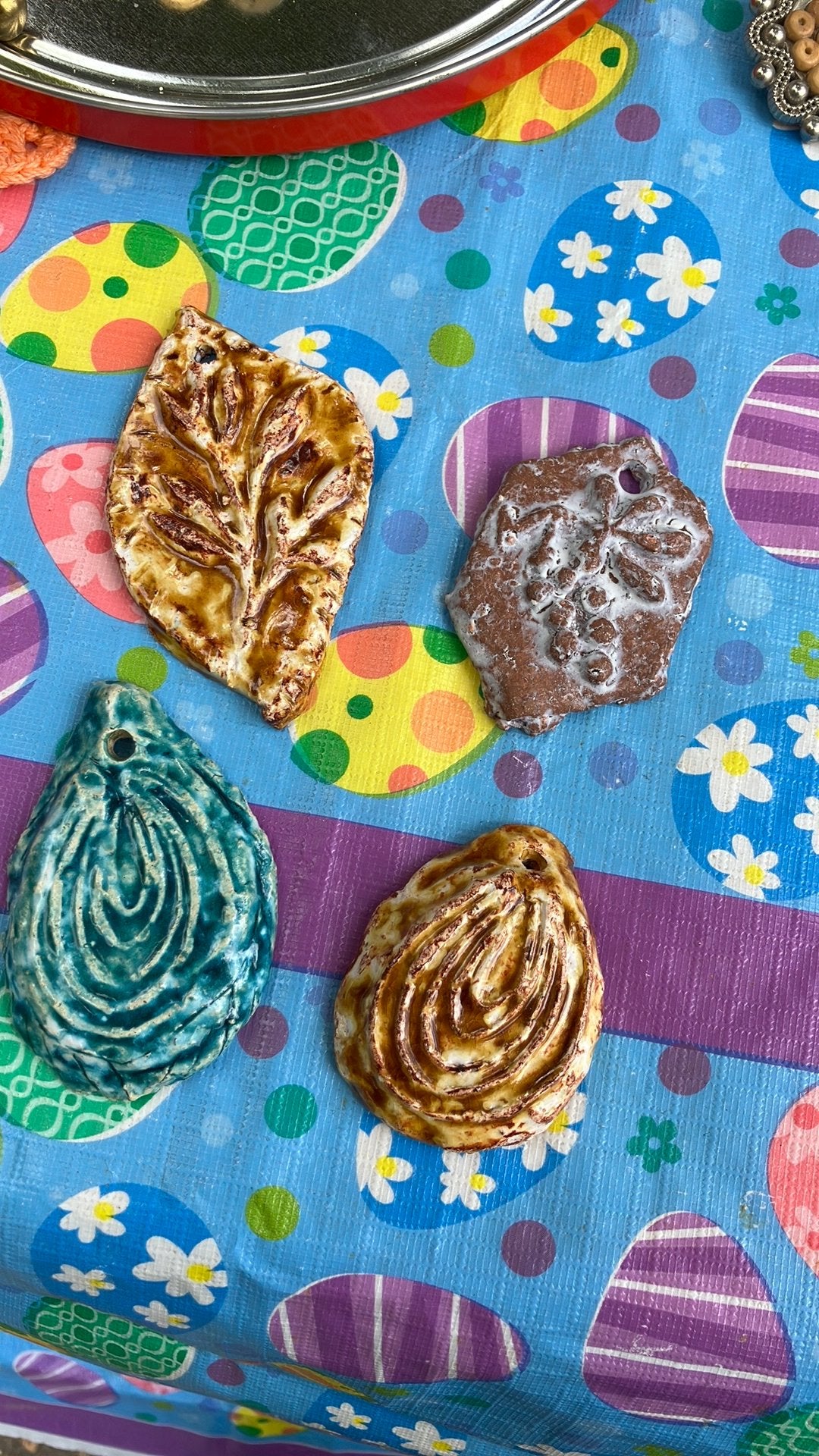 VIER KERAMIEK HANGERS in OKER, AQUA en BRUIN, Ophalen of Verzenden, Nieuw