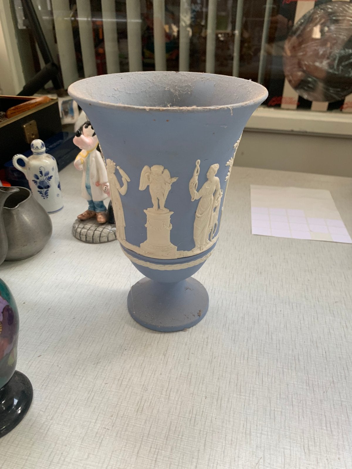 Vaas klassieke Wedgwood Jasperware trompetvaas op voet, Ophalen of Verzenden