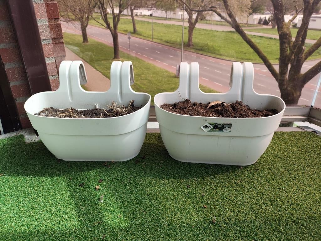 Twee witte hang bloembakken, Tuin en Terras, Bloembakken en Plantenbakken, Ophalen
