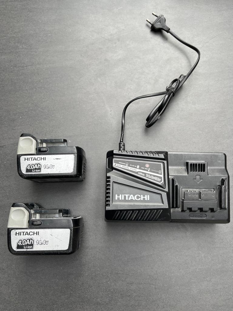 Hitachi 14.4V-18V Lader UC-18YFSL met 2x 4Ah Accu's, Ophalen of Verzenden, Gebruikt