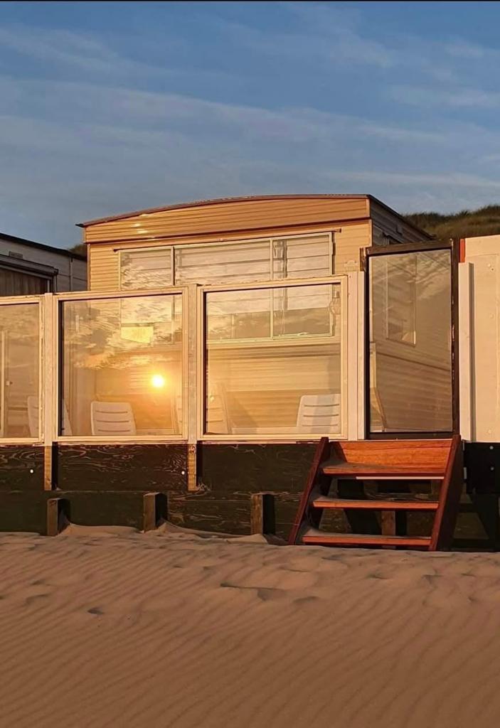 Word wakker en stap direct uit de caravan het strand op., Eigenaar
