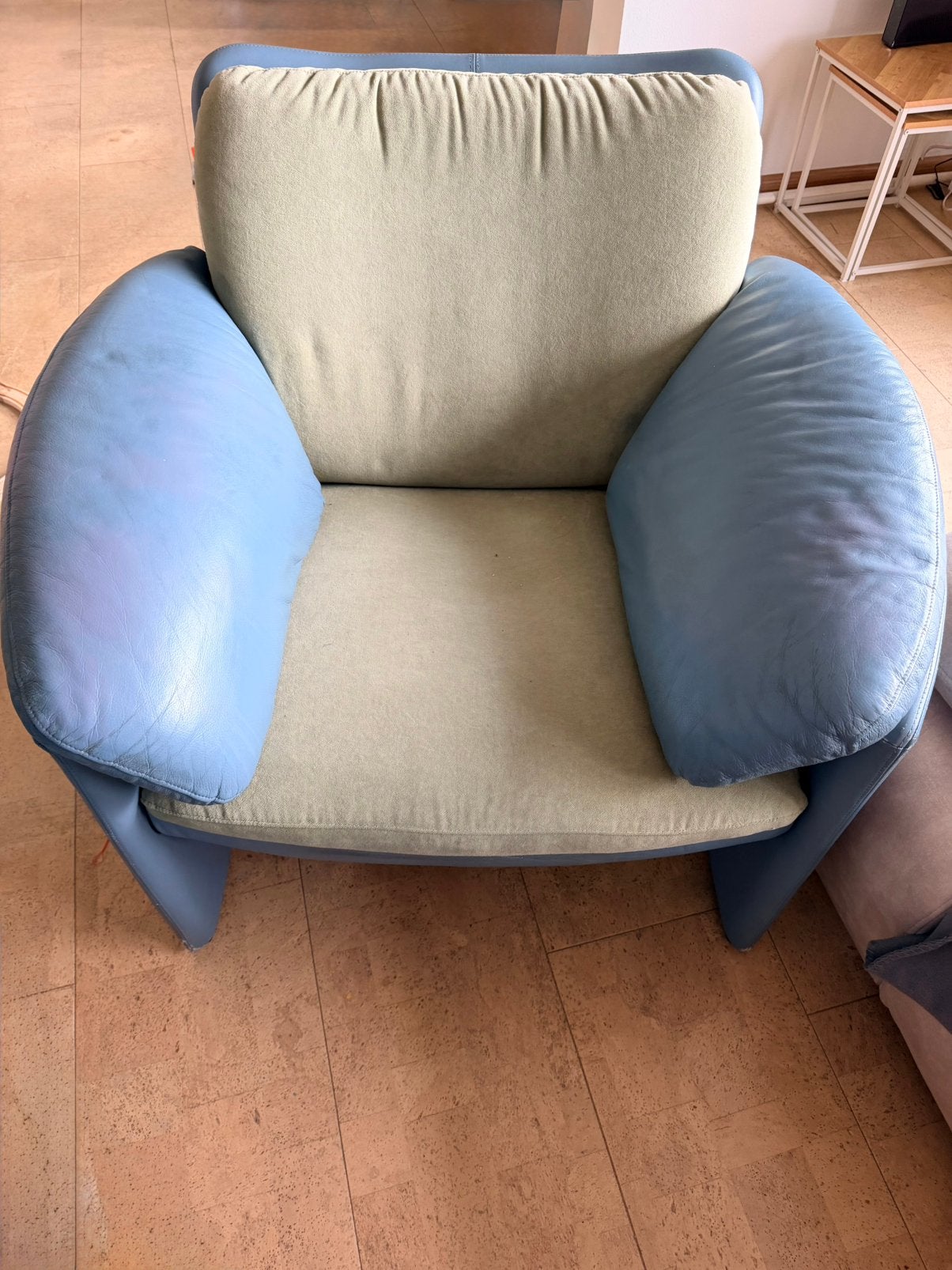 2 Single seater armrest sofa with Center table, Ophalen of Verzenden, Zo goed als nieuw, 75 tot 100 cm