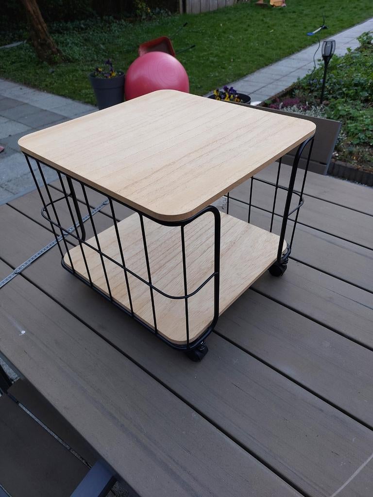 Bijzettafel met wielen - industrieel design, Huis en Inrichting, Tafels | Bijzettafels, Ophalen