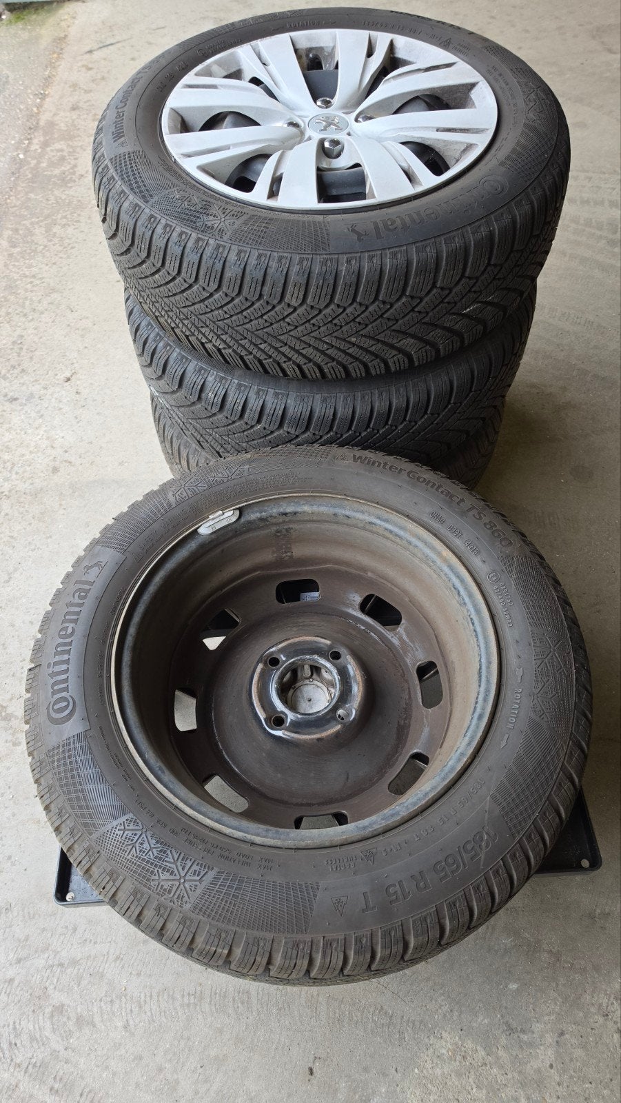 Winterbanden met velgen en doppen - Continental 185/65 R1, Ophalen, Gebruikt, 15 inch, Banden en Velgen
