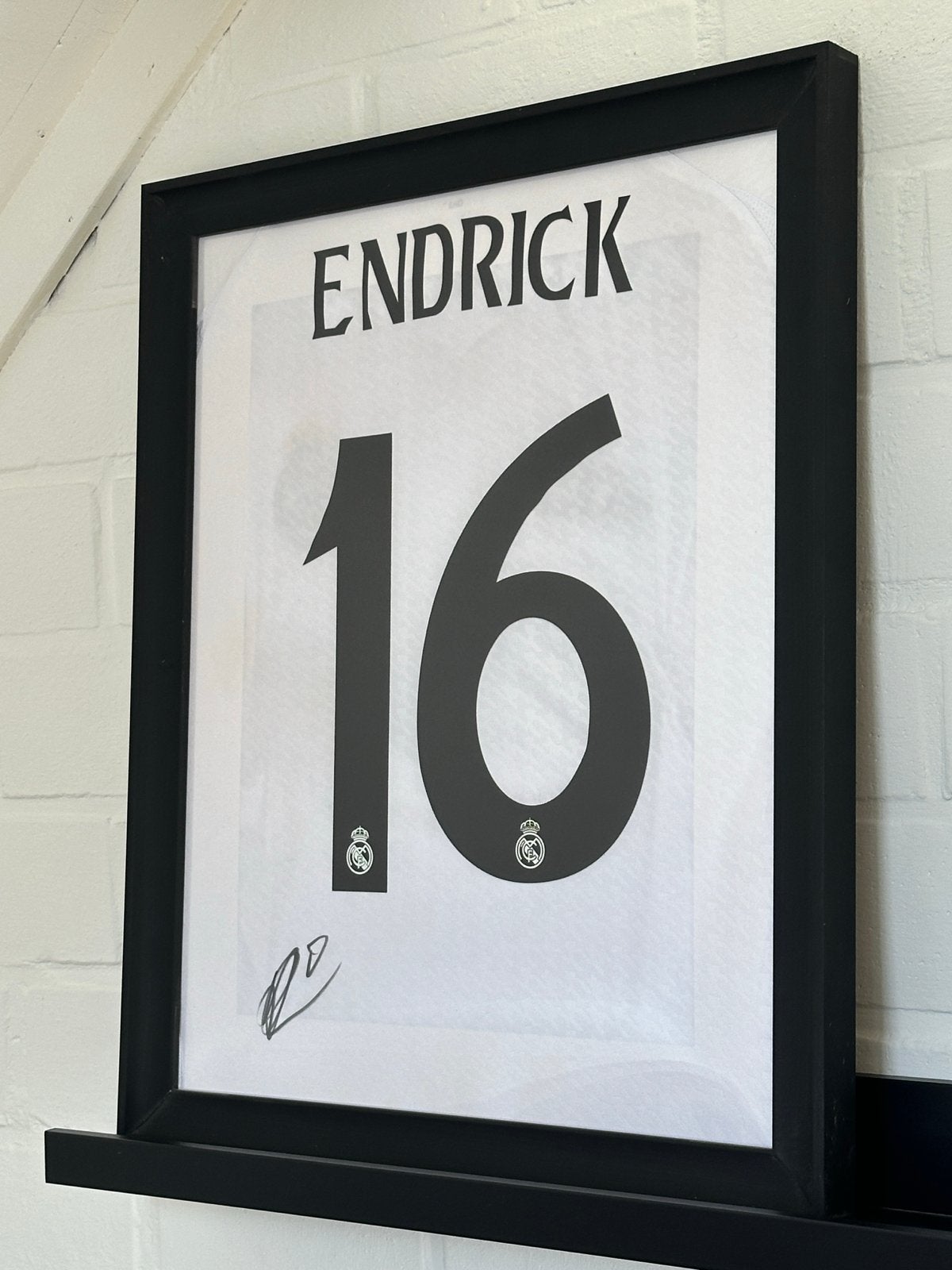 Real Madrid Endrick 16 ingelijst shirt met handtekening, Ophalen of Verzenden, Zo goed als nieuw, Overige typen