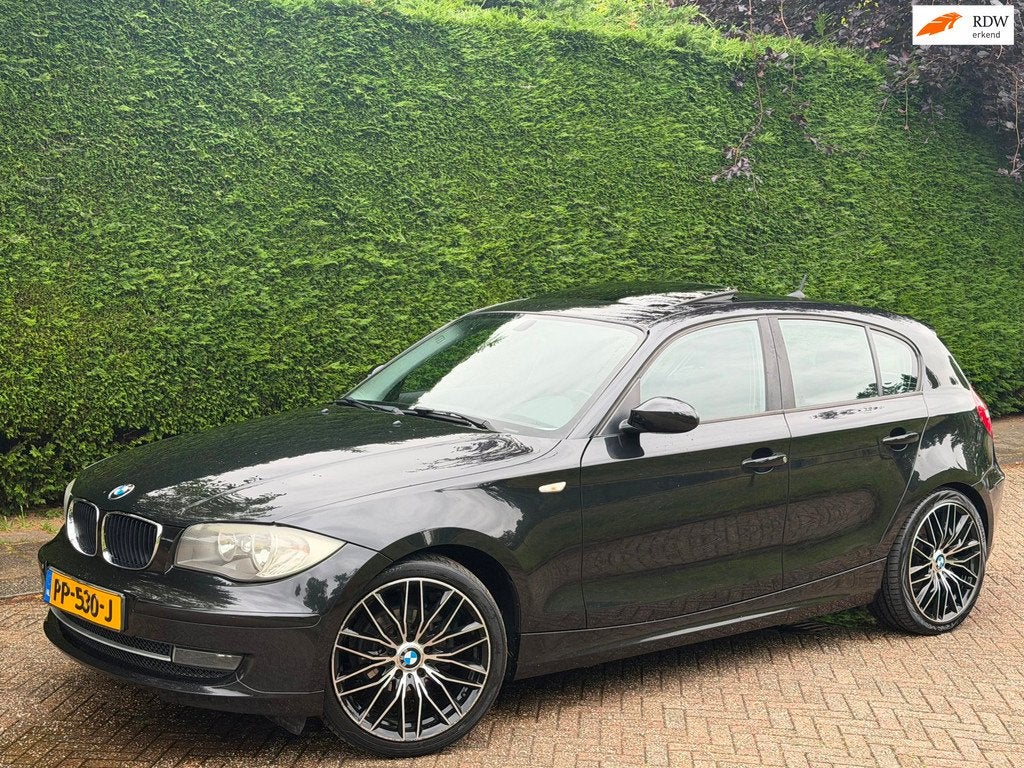 BMW 1-serie 116i OPENDAK/NAVI/PDC/S-VRMN//6BAK/APK 10-26, Auto's, BMW, 1-Serie, Gebruikt, 4 cilinders, 4 stoelen