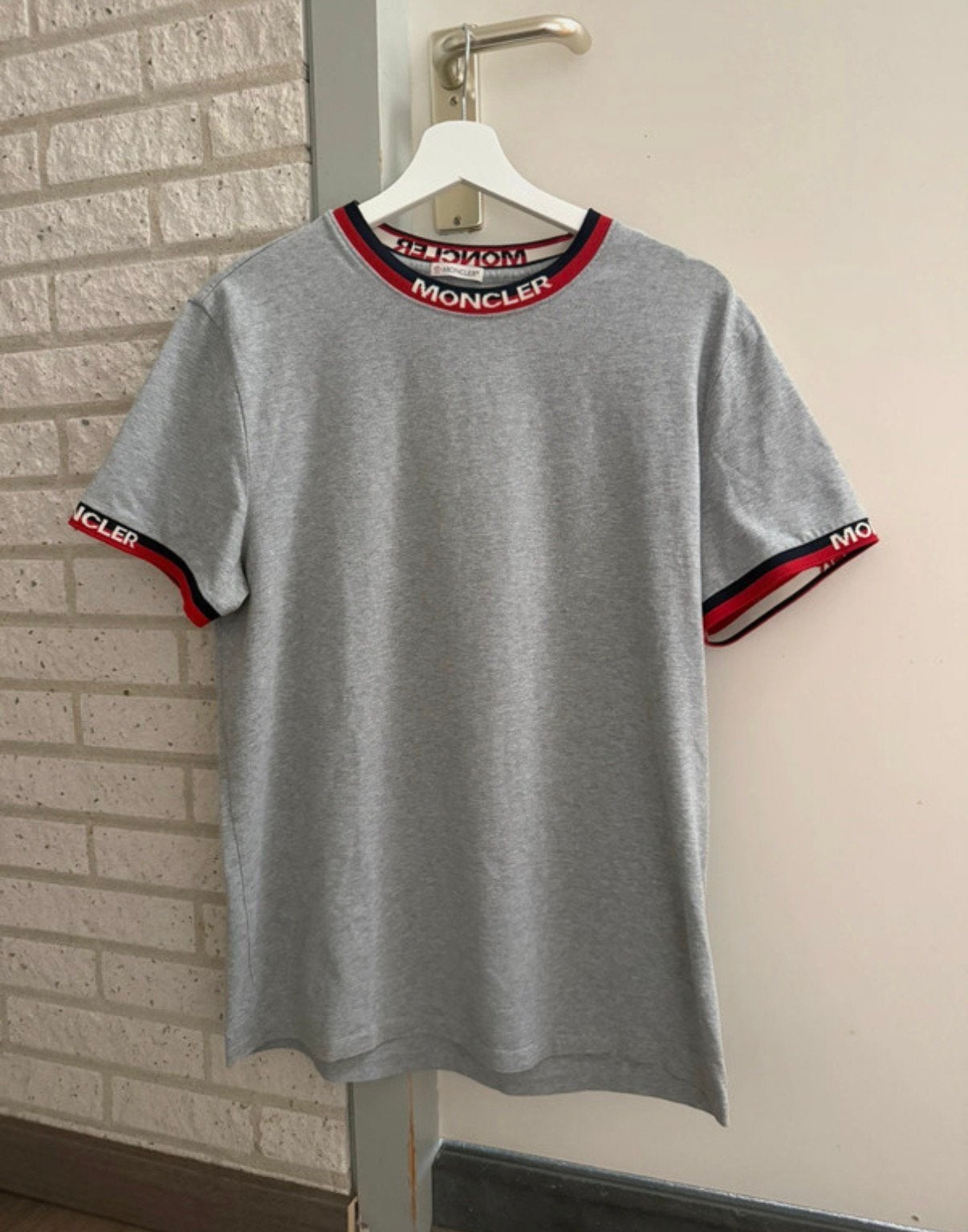 Authentiek Moncler t-shirt, Ophalen of Verzenden, Zo goed als nieuw, Maat 52/54 (L), Grijs
