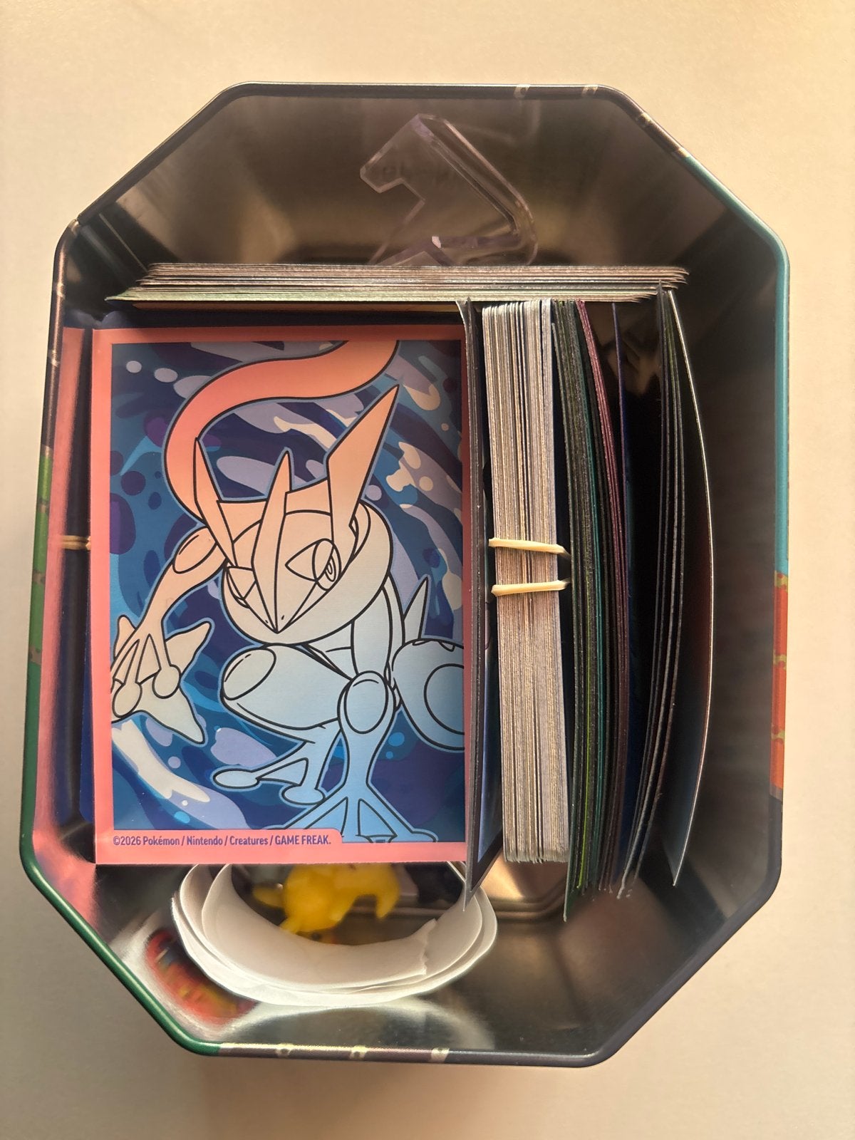 Pokémon kaarten inverassing tin box, Ophalen of Verzenden, Zo goed als nieuw, Meerdere kaarten