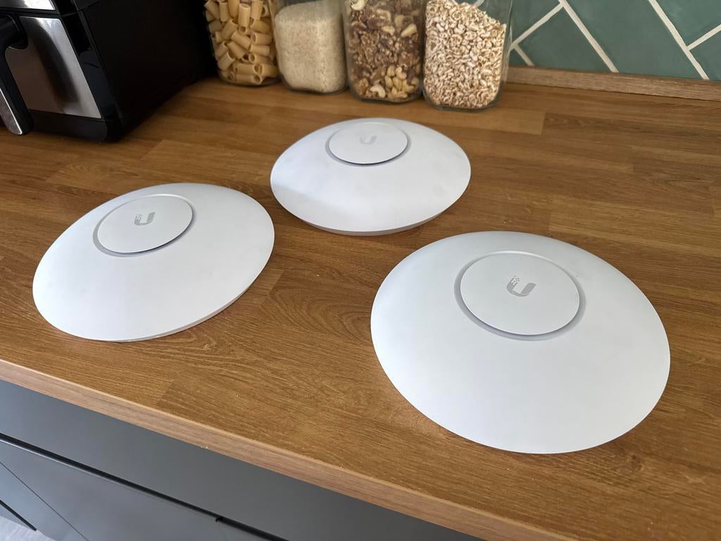 3 x Ubiquiti UniFi UAP-AC-HD Access Points, Computers en Software, Accesspoints, Ophalen of Verzenden, Zo goed als nieuw