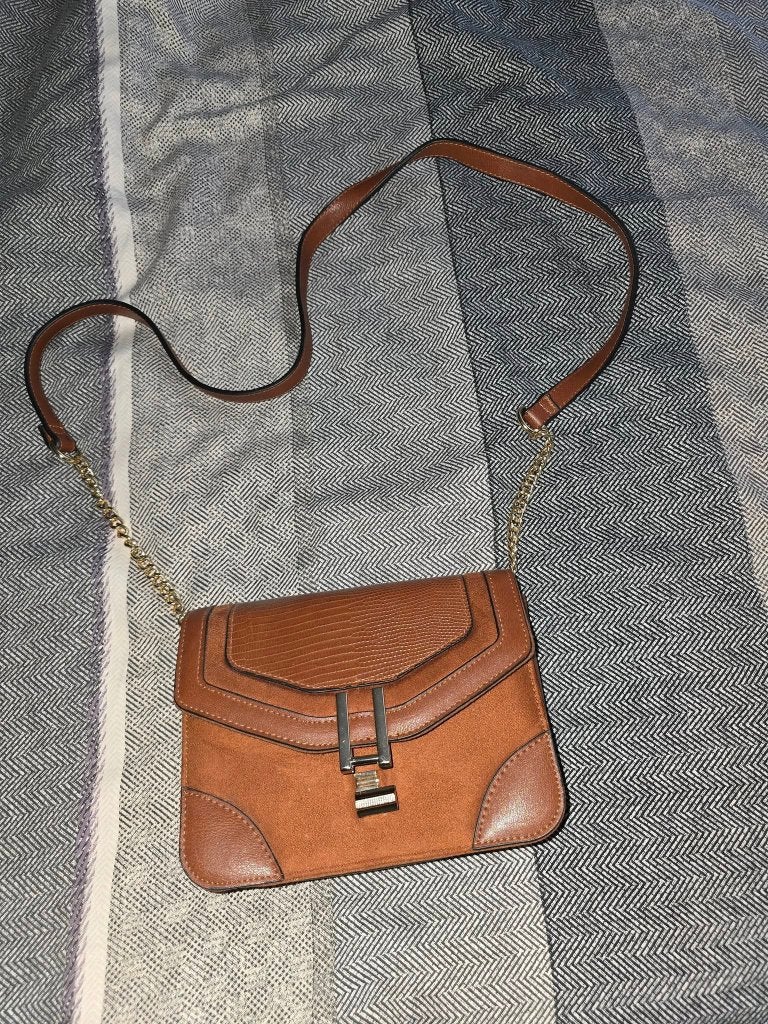 Stijlvolle bruine schoudertas met goudkleurige accenten, Sieraden, Tassen en Uiterlijk, Tassen | Damestassen, Ophalen of Verzenden