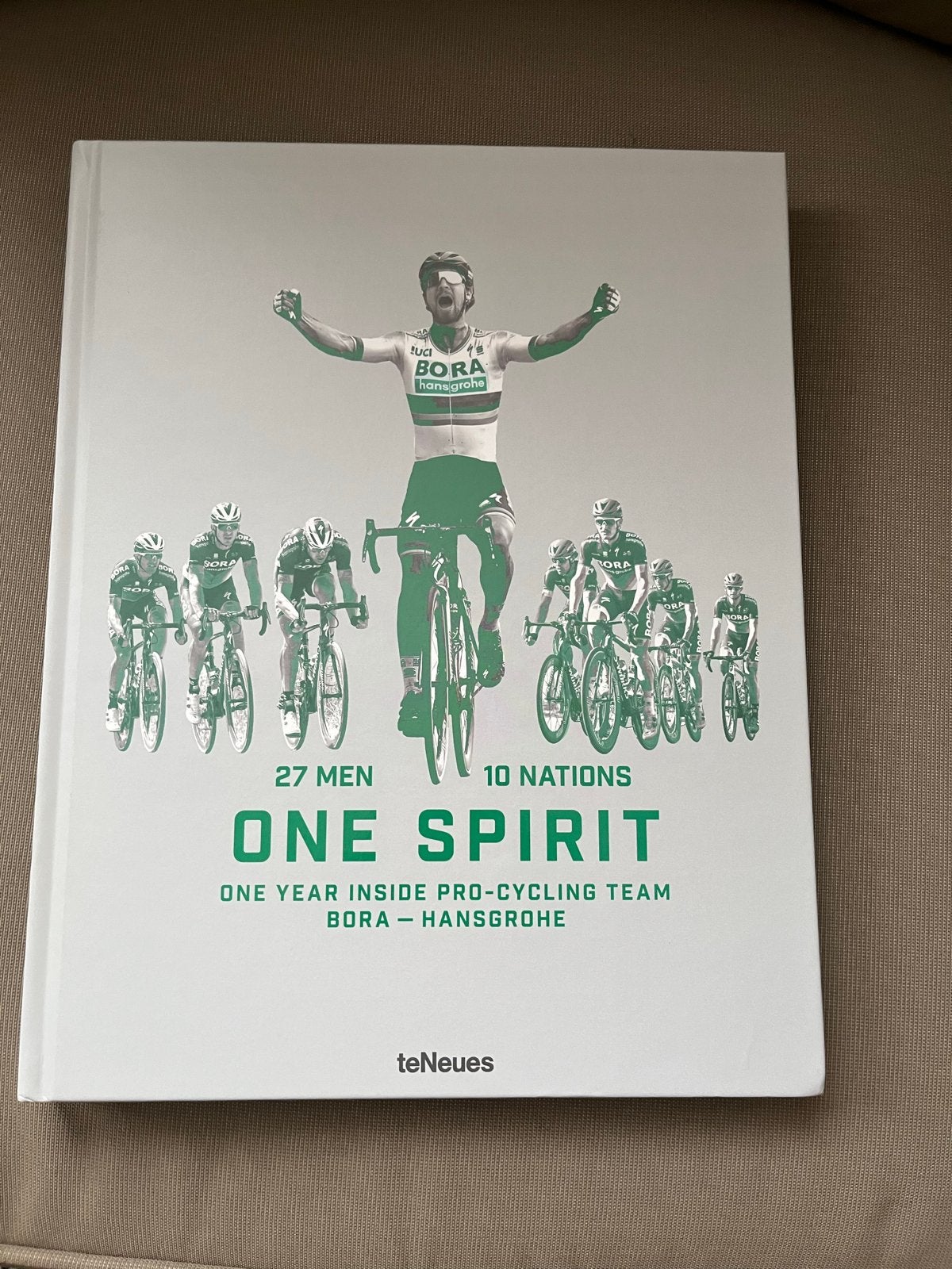 One Spirit: Bora-Hansgrohe Wielerboek - Achter de Schermen, Ophalen of Verzenden, Zo goed als nieuw, Lopen en Fietsen