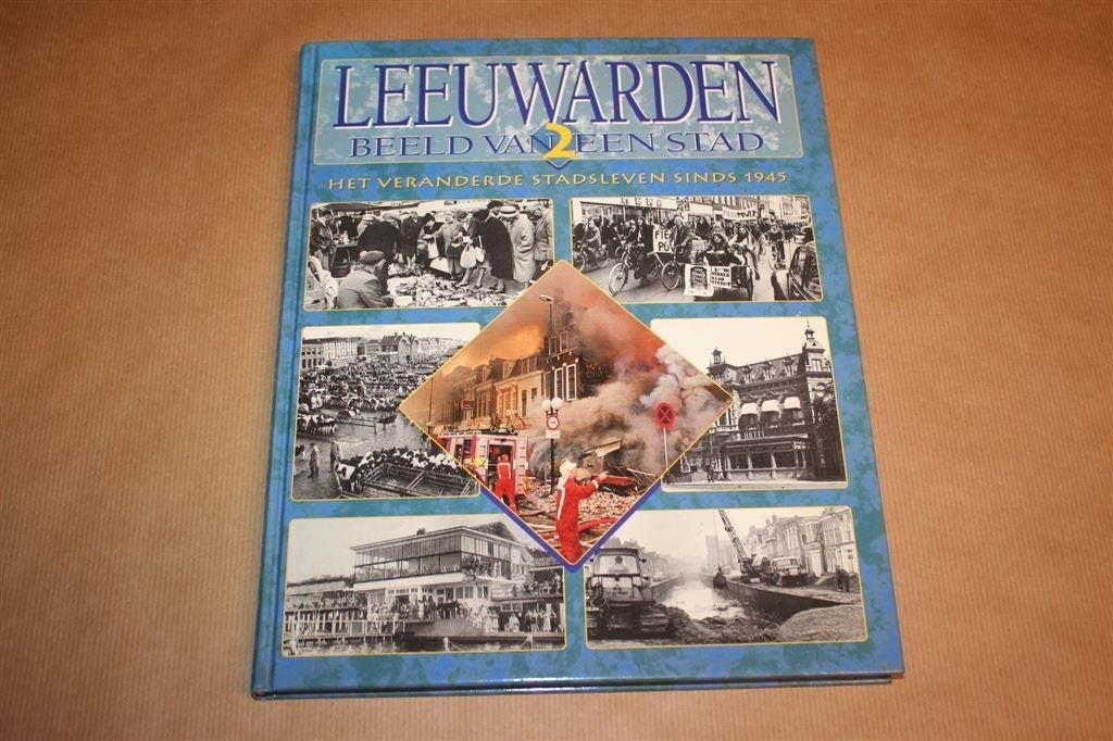 Leeuwarden. Beel van een stad. Veranderende stadsleven., Boeken, Ophalen of Verzenden, Zo goed als nieuw