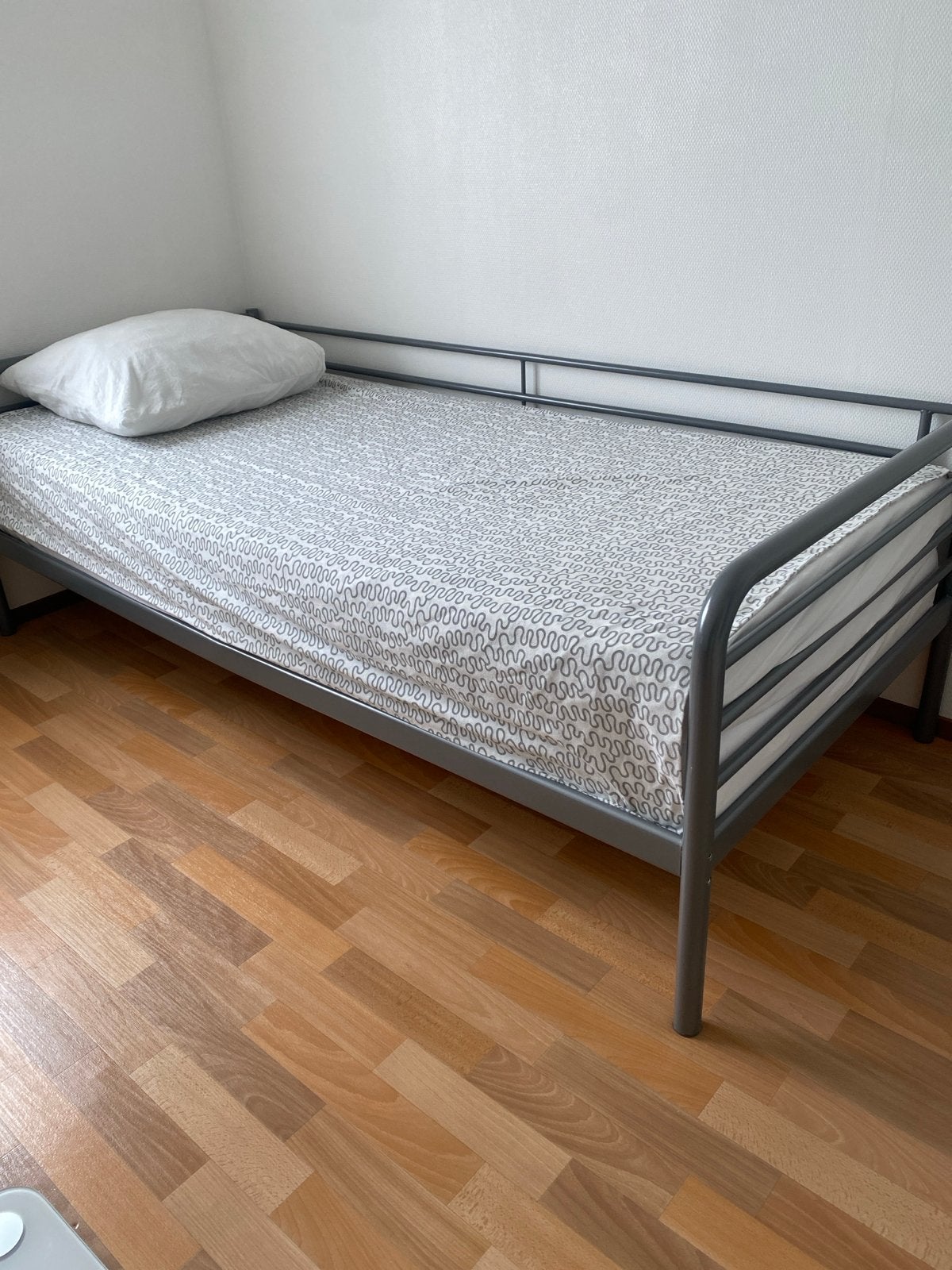Eenpersoonsbed met matras - Grijs metaal, Gebruikt, 90 cm, Eenpersoons, Ophalen of Verzenden
