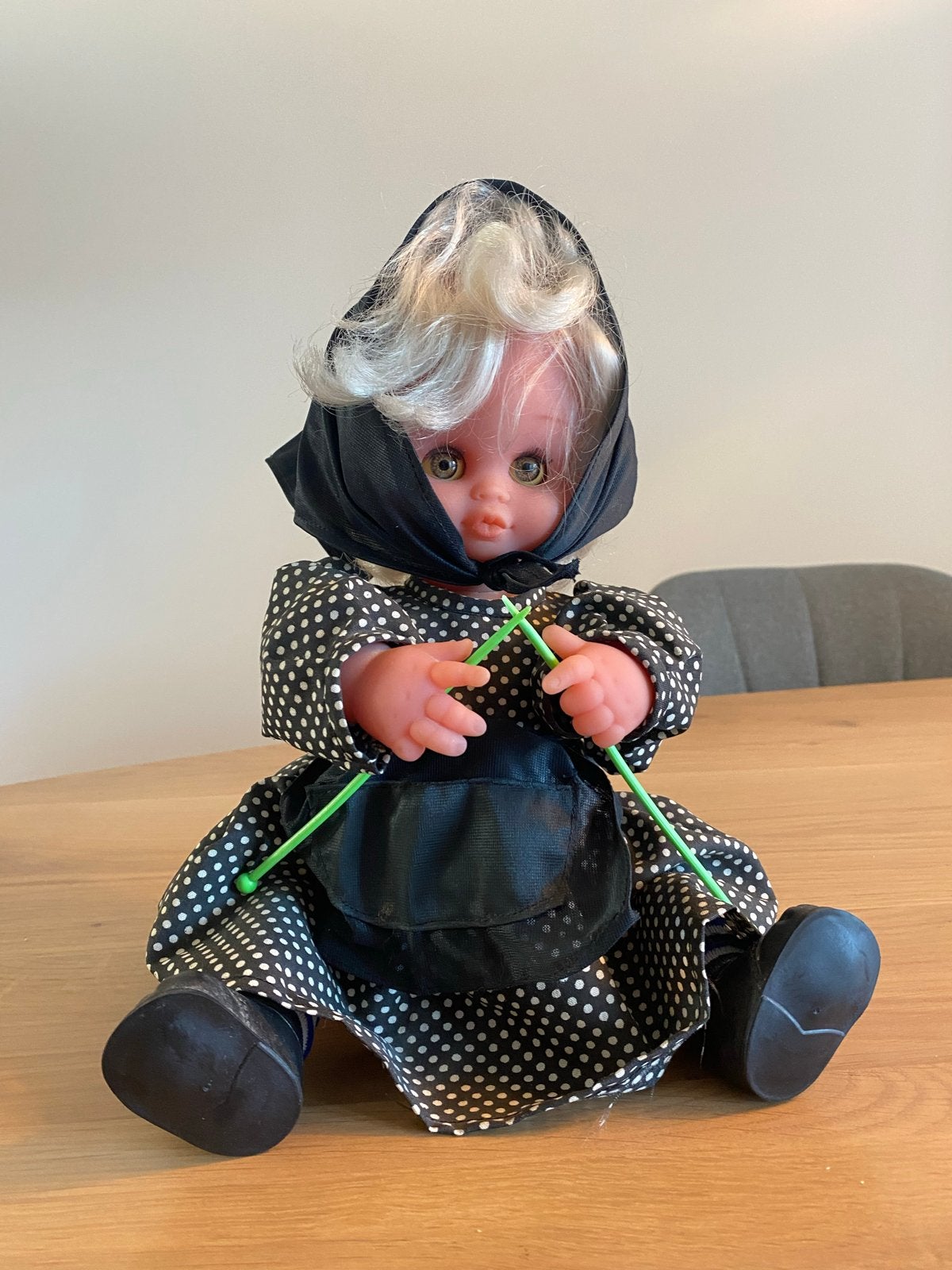 Vintage breiende pop met traditionele kleding, Ophalen, Gebruikt, Overige typen