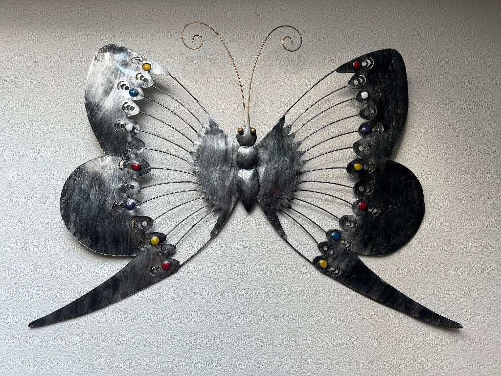 Vlinder metaal wanddecoratie uit bali met kleurtjes, Huis en Inrichting, Metaal, Verburgt Vintage, Industrieel, 62 cm