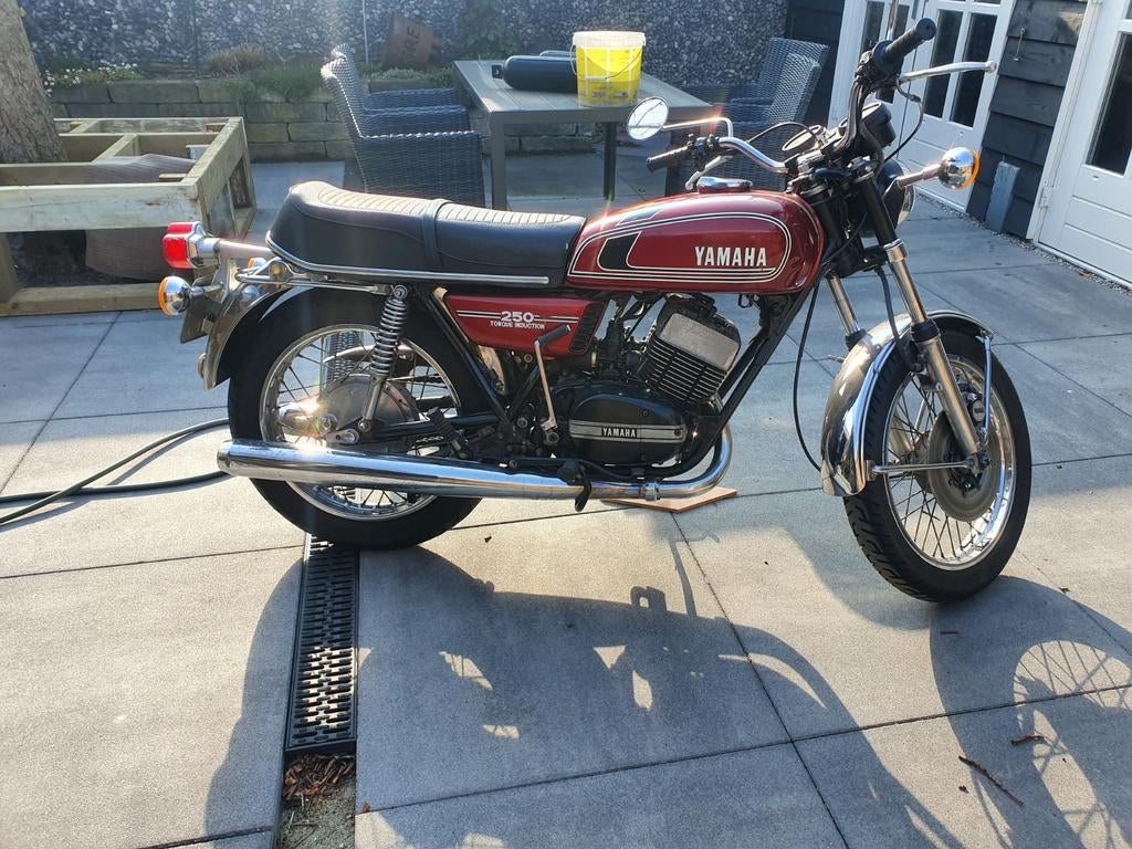 Yamaha RD250 met kenteken.