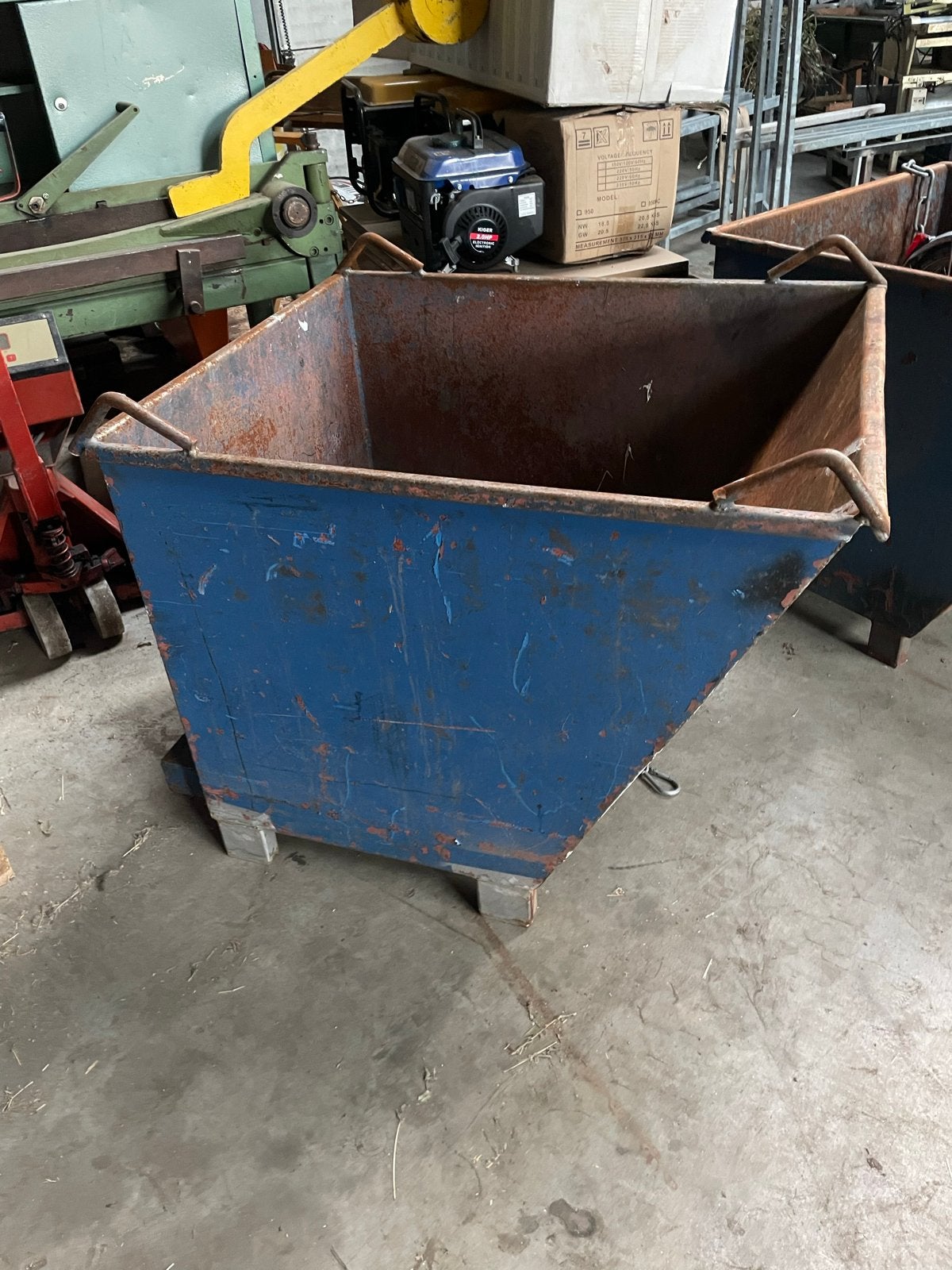 2 robuuste kiepbakken voor afval of materialen, Ophalen