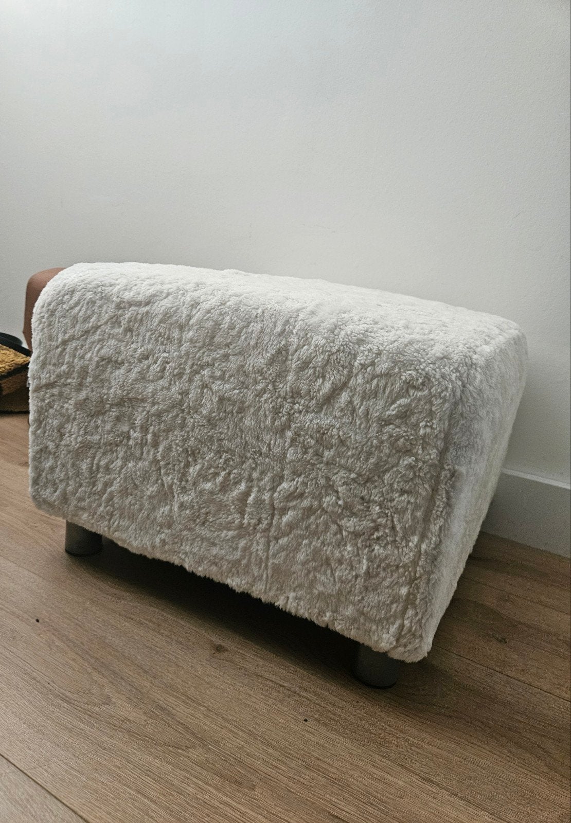 Witte fluffy hocker/voetenbank 55 cm, Ophalen, Zo goed als nieuw, 50 tot 75 cm, Vierkant