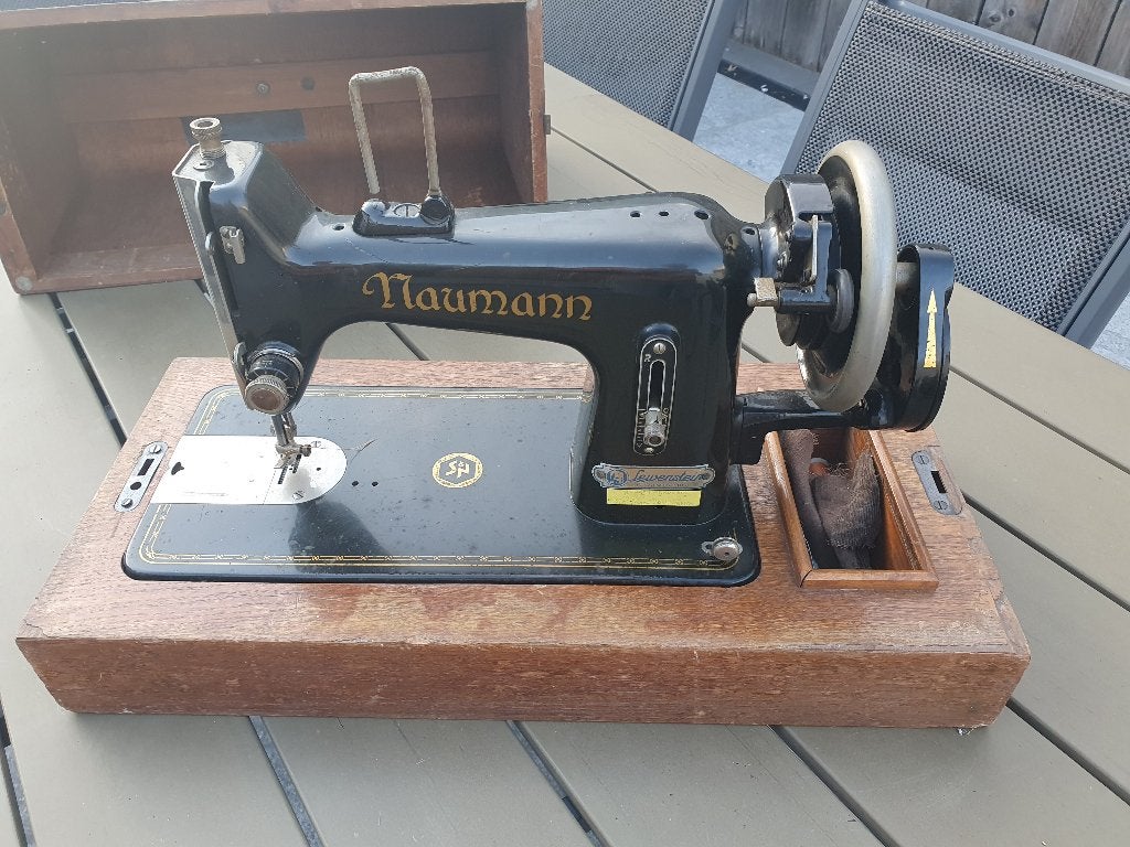 Antieke Naumann (Lewenstein) Handnaaimachine, Ophalen