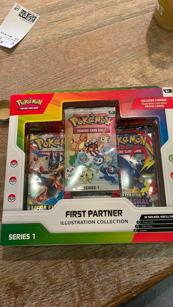 Pokémon first partner illustration serie 1, Ophalen of Verzenden, Nieuw, Boosterbox, Foil