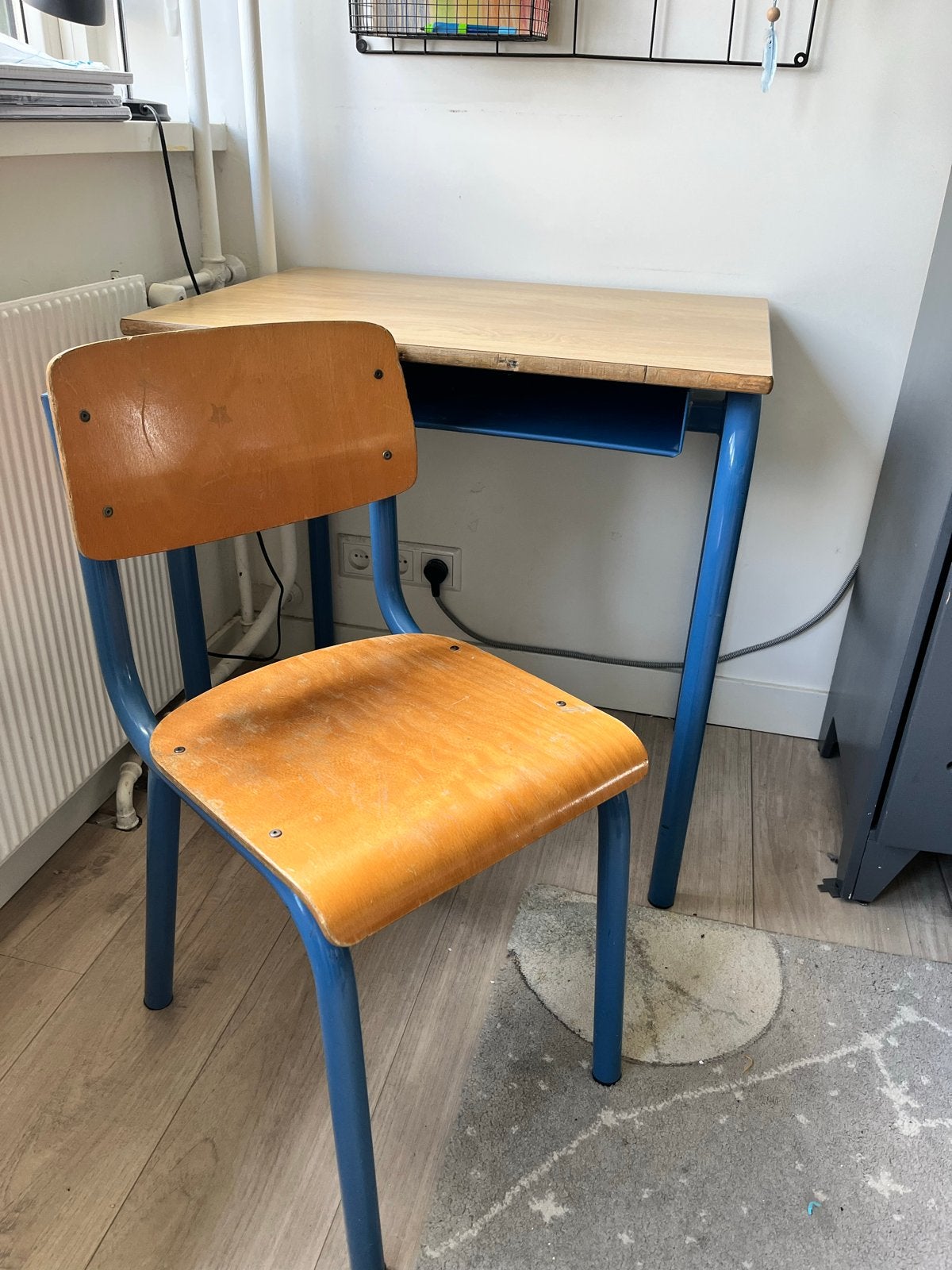 Vintage schoolstoel en bureau - Blauw en Hout, Huis en Inrichting, Stoelen, Ophalen, Gebruikt, Blauw, Eén