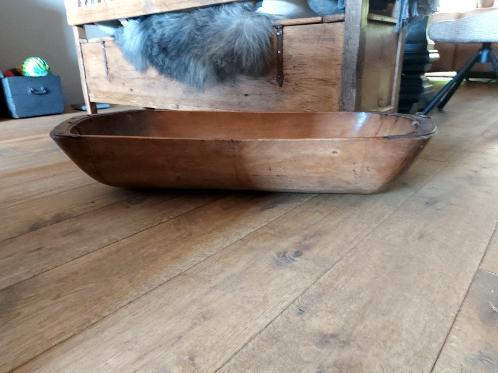 Antieke houten trog met metalen banden, Ophalen