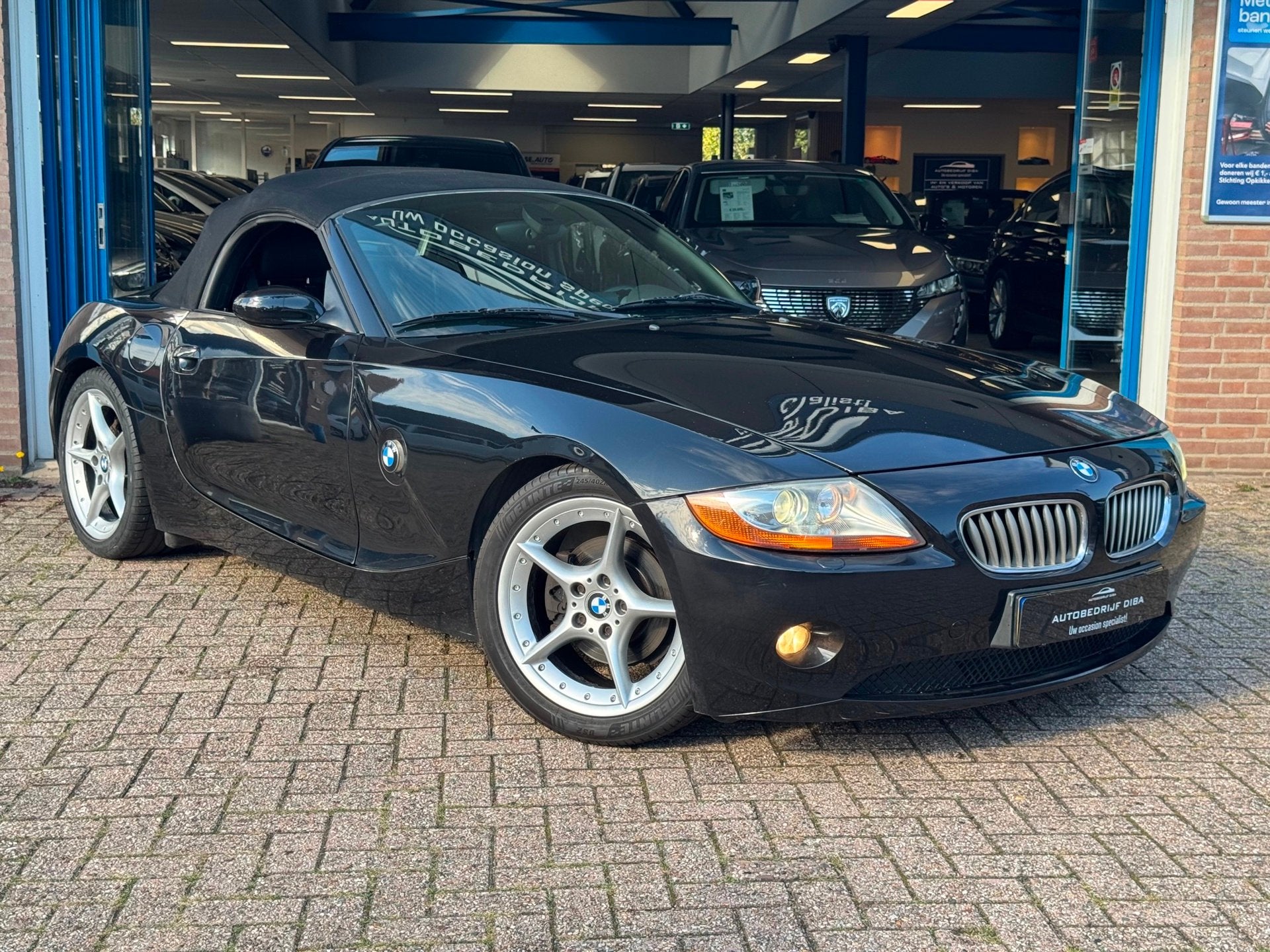 BMW Z4 Roadster 3.0i 2003 ZWART CABRIO AIRCO LM APK NAP!, Auto's, Dealer onderhouden, Achterwielaandrijving, Gebruikt, Zwart