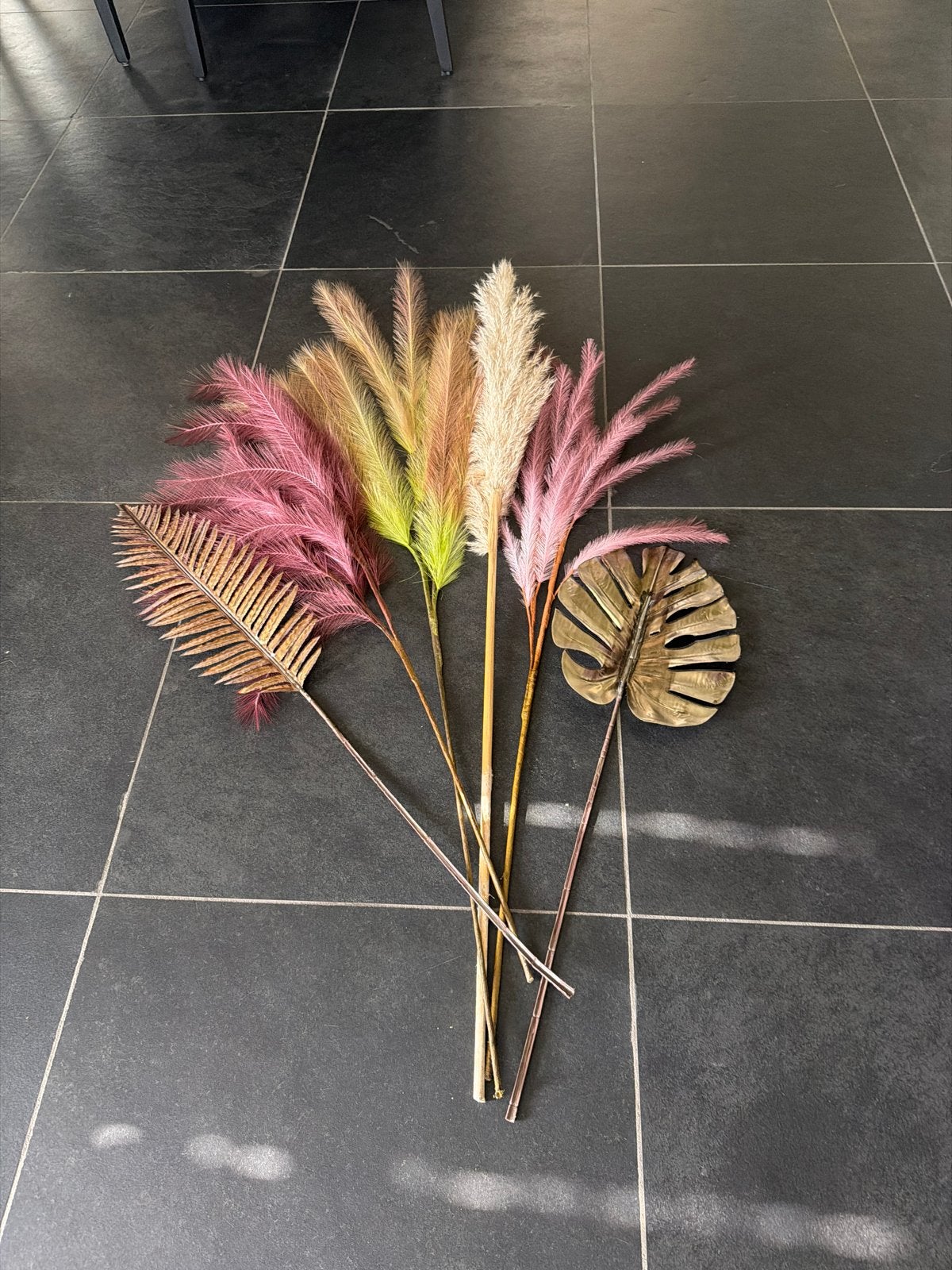 5 takken sierdecoratie - Pampas pluimen en Monstera blad, Meerkleurig, Boho, Ophalen of Verzenden, Zo goed als nieuw