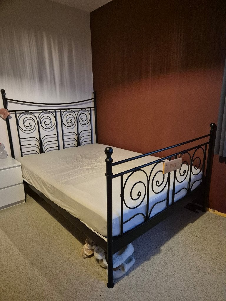 Bed 140x200cm incl. lattenbodems en matrasbeschermers, Ophalen, Zwart, Tweepersoons, 140 cm