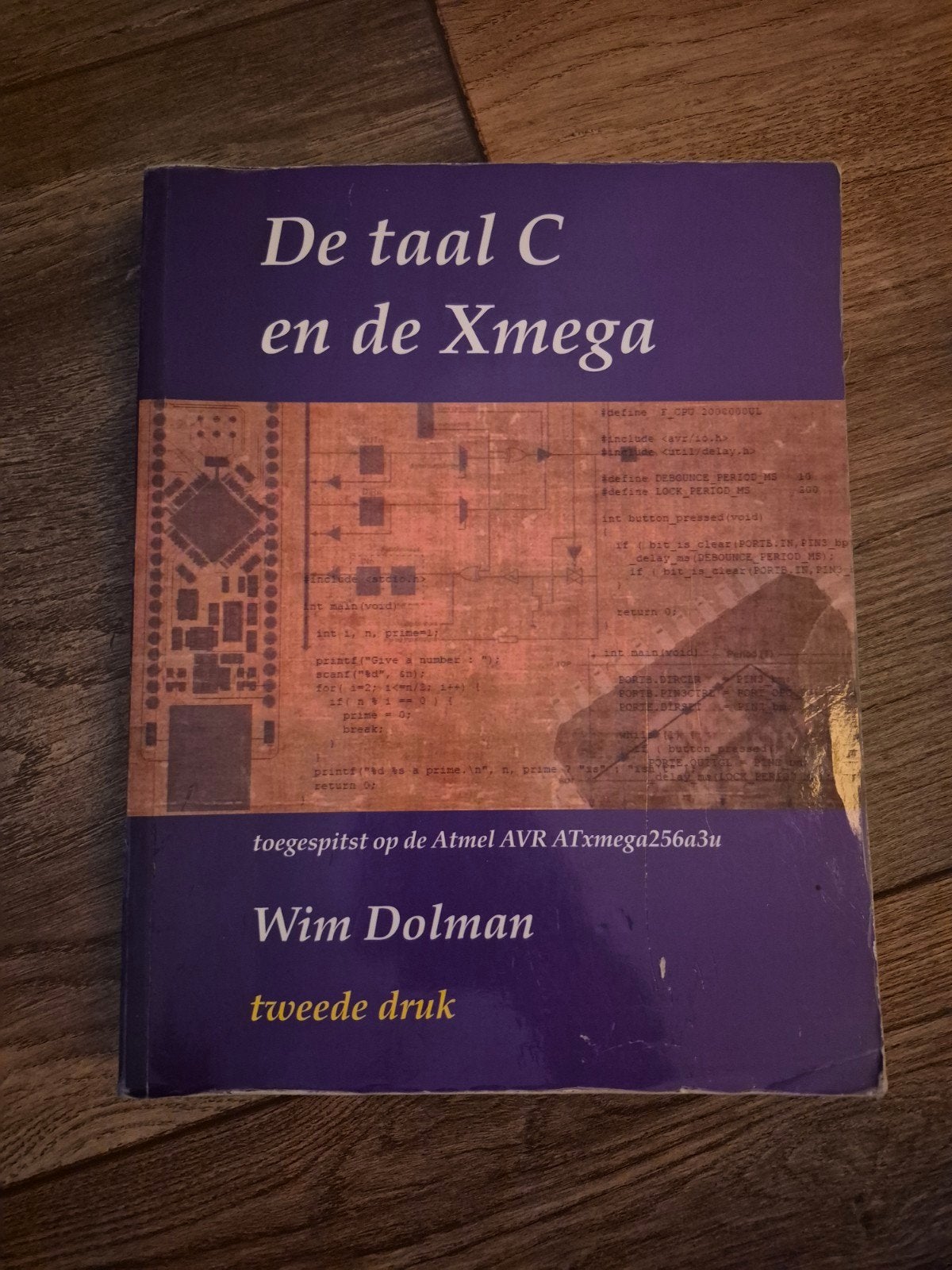 De taal C en de Xmega - Wim Dolman (tweede druk), Boeken, Ophalen of Verzenden, Gelezen, Programmeertaal of Theorie, Wim Dolman