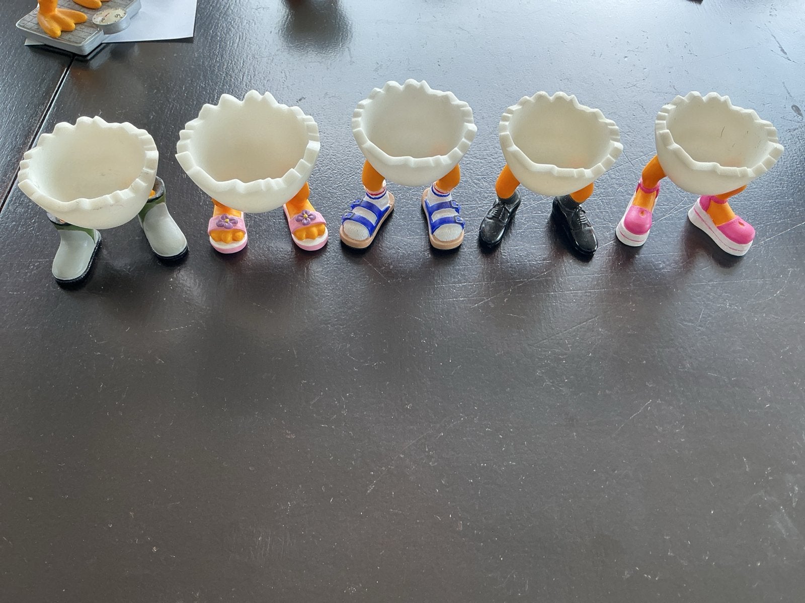 Set van 5 grappige eierdopjes met benen en schoenen, Meerkleurig, Overige stijlen, Ophalen of Verzenden, Zo goed als nieuw