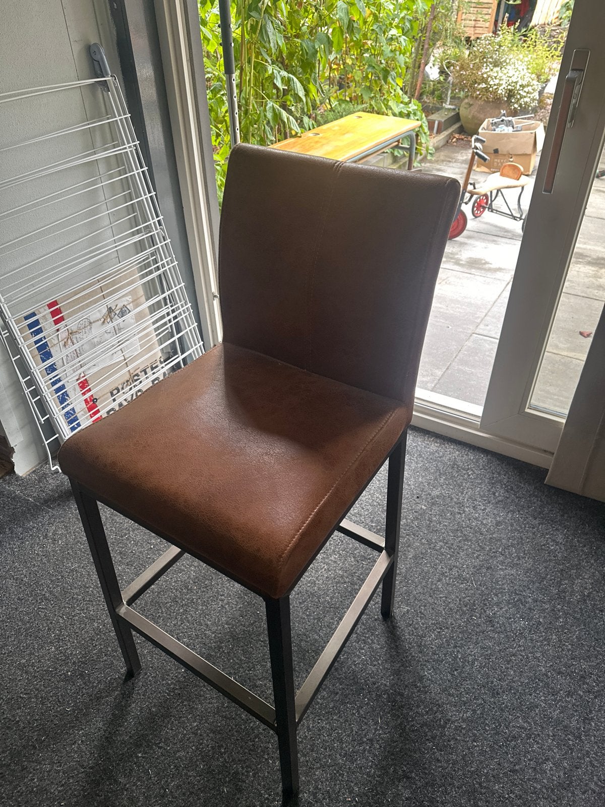 Elegante leren barstoel met metalen frame, Huis en Inrichting, Ophalen, Gebruikt, Met voetsteun, 60 tot 90 cm