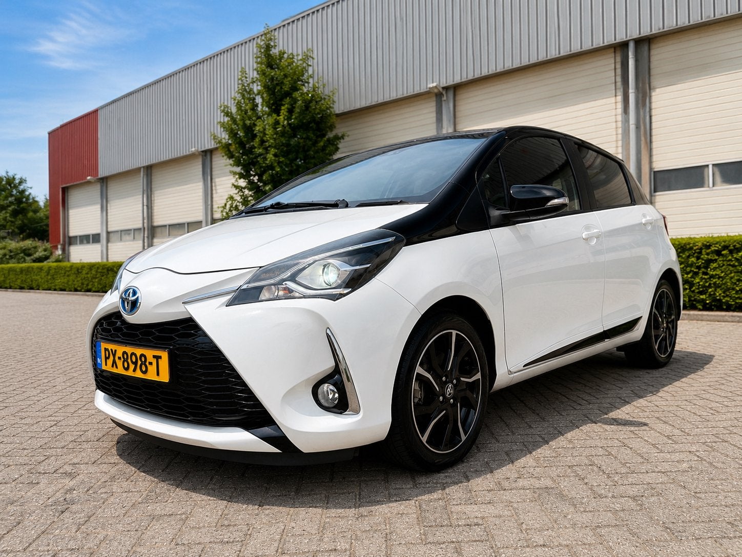 Toyota Yaris 1.5 Hybrid 100pk 5D CVT 2017 Wit, Auto's, Dealer onderhouden, Zwart, Alcantara, Origineel Nederlands