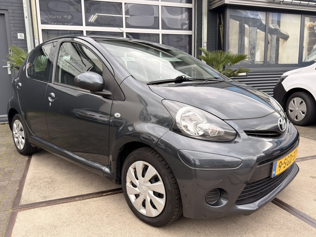 Toyota Aygo 1.0 VVT-i Now Facelift Airco 5drs NAP! inruil mo, Auto's, Euro 5, Gebruikt, 4 stoelen, Origineel Nederlands