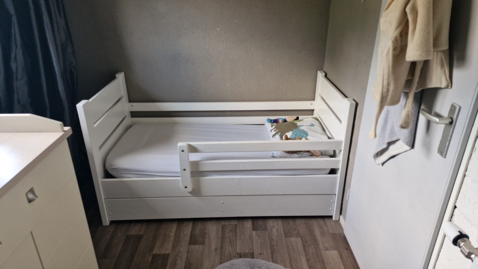 Wit peuterbed, Kinderen en Baby's, Kinderkamer | Bedden, Gebruikt, 140 tot 160 cm, 70 tot 85 cm, Matras, Ophalen