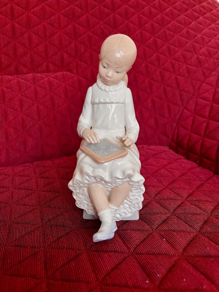 Lladro beeldje: schrijvend meisje, Verzamelen, Ophalen of Verzenden, Zo goed als nieuw, Mens