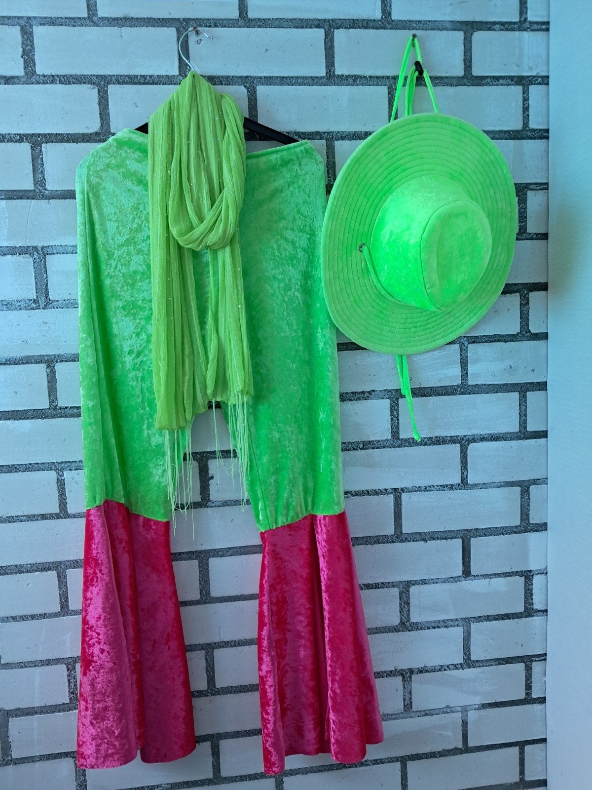 Neon set 38, Kleding | Dames, Carnavalskleding en Feestkleding, Ophalen of Verzenden, Zo goed als nieuw, Maat 38/40 (M), Carnaval
